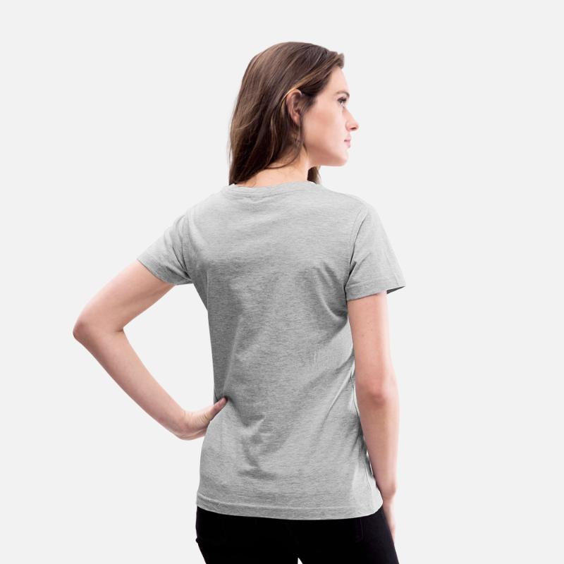 A sitting bear holding a fish